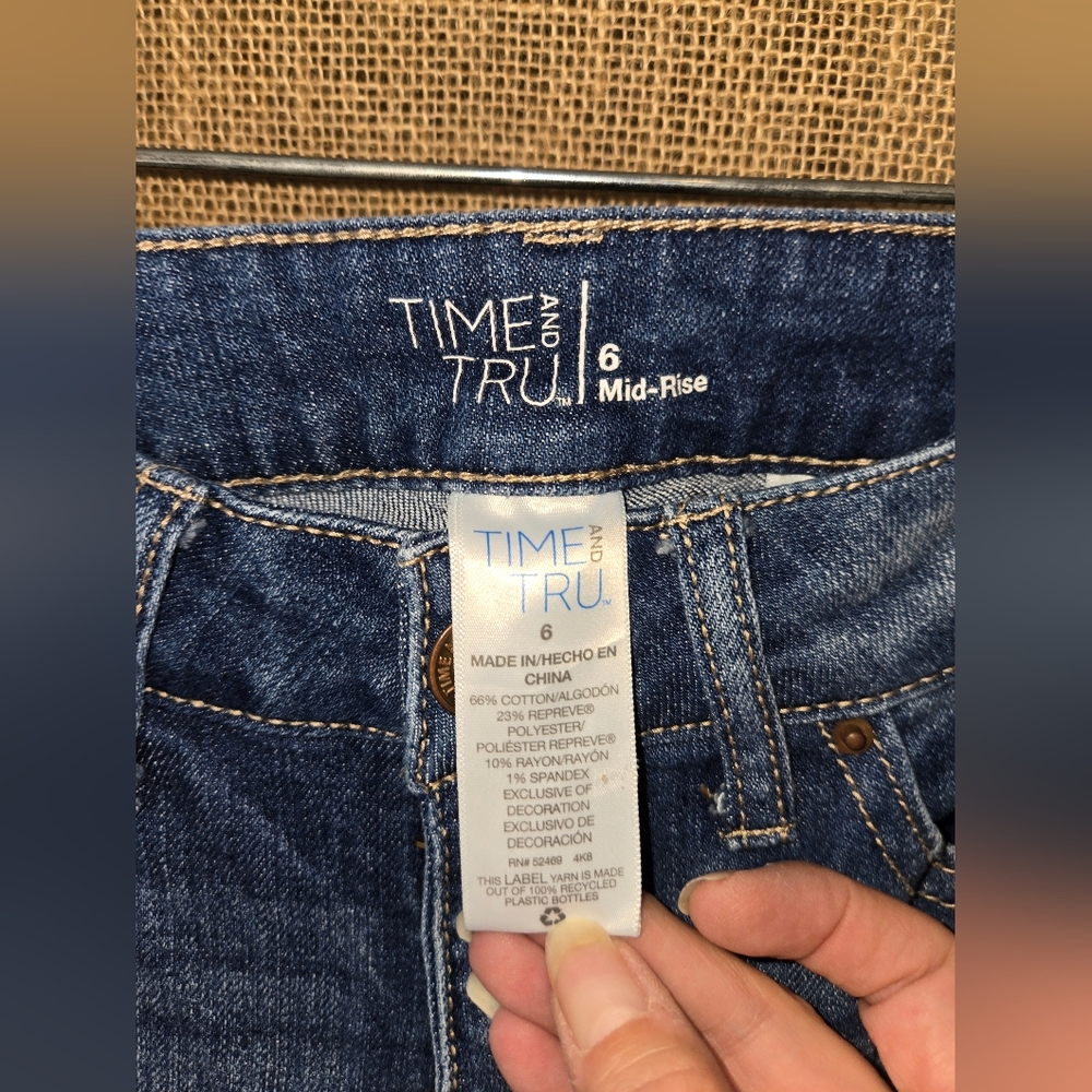 Women's Time And Tru Mid Rise Blue Jean Capris Size 6 - Picture 7 of 10